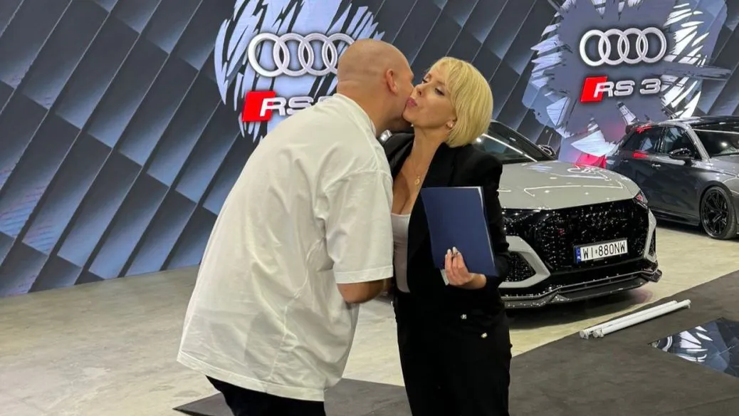 Beata Wentura-Dudek z dokumentacją losowania na tle Audi RS3 i RS - podziękowanie od organizatora