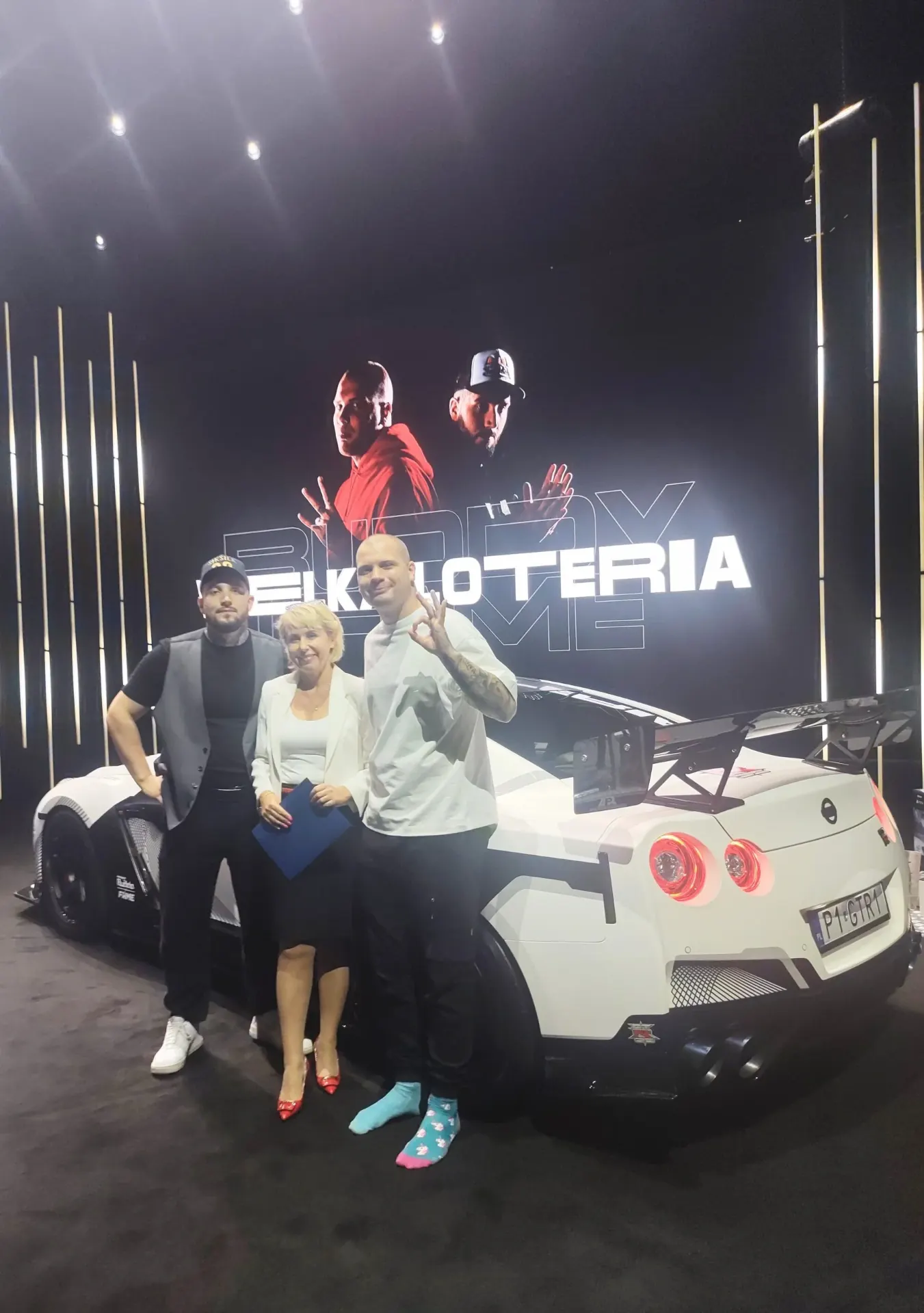Beata Wentura-Dudek ze zwycięzcami loterii przy Nissan GTR - Wielka Loteria Buddy
